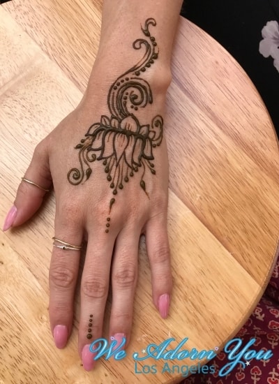 Henna tattoo foot hi-res stock photography and images - Alamy